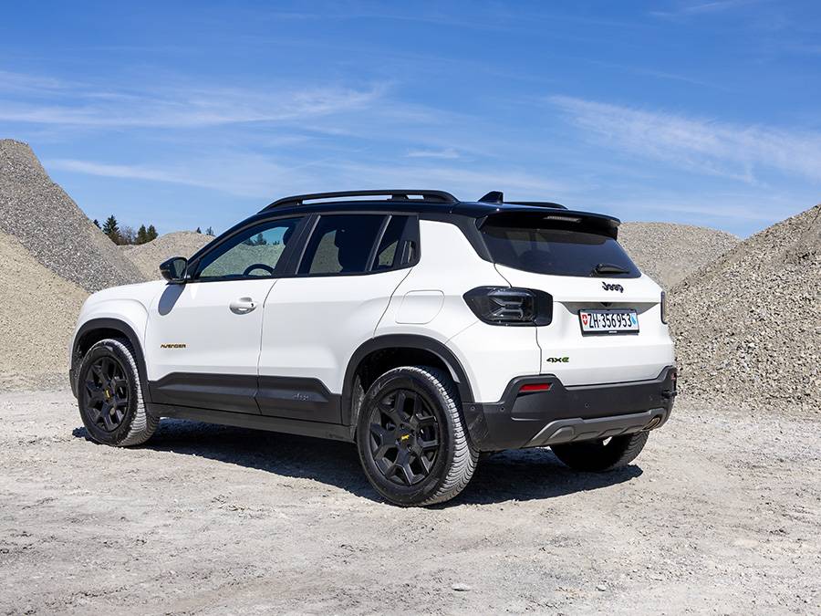 Même vue de l’arrière, la petite Jeep paraît étonnamment trapue : son toit noir, ses protections marquées et le monogramme 4xe envoient des signaux clairs en direction de l’aventure, sans renier son aptitude à la conduite en ville. 