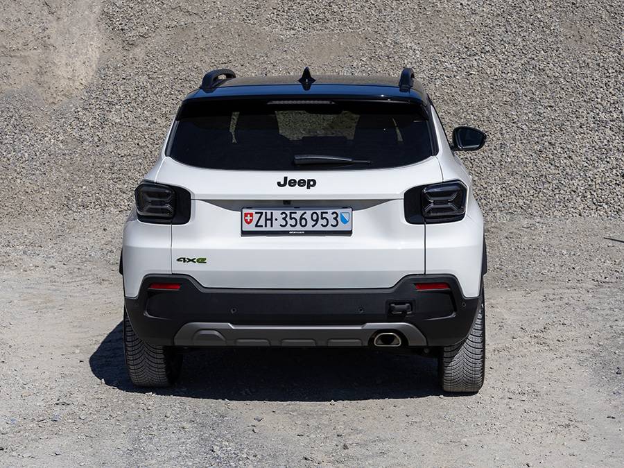 L’arrière de l’Avenger reste sobre et fidèle à l’ordre esthétique de la marque : le sigle 4xe fait référence à la transmission intégrale électrifiée, tandis que la voie large donne à la petite Jeep une assise agréablement solide. 