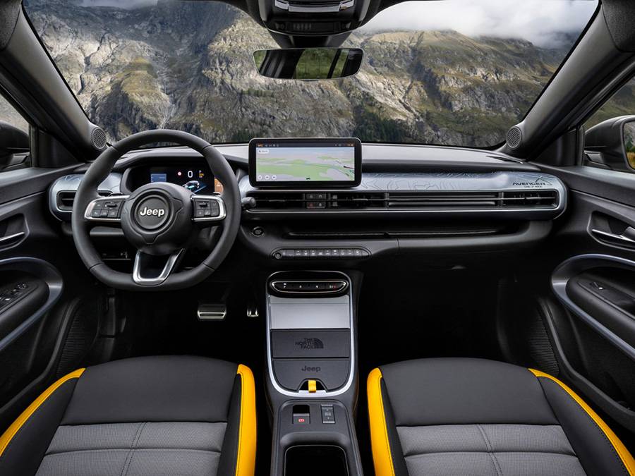 A l’intérieur, la Jeep Avenger 4xe The North Face mise sur des lignes topographiques, des matériaux robustes et des sièges confortables aux accents jaunes – un décor d’aventure épuré, même s’il reste dominé par le plastique.