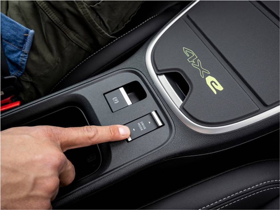 Le sélecteur « Drive Mode » sur la console centrale permet d’activer les différents programmes de conduite du système Selec-Terrain. Ces différents modes agissent sur la puissance, la réponse de l’accélérateur ainsi que sur la motricité par rapport au type de terrain. 
