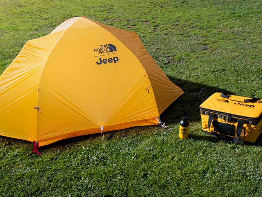 Le modèle spécial offre aussi ce kit d’exploration composé d’une tente, d’une gourde et sac siglé Jeep – des accessoires pratiques pour tous ceux qui ne veulent pas chercher l’aventure uniquement dans la brochure. 