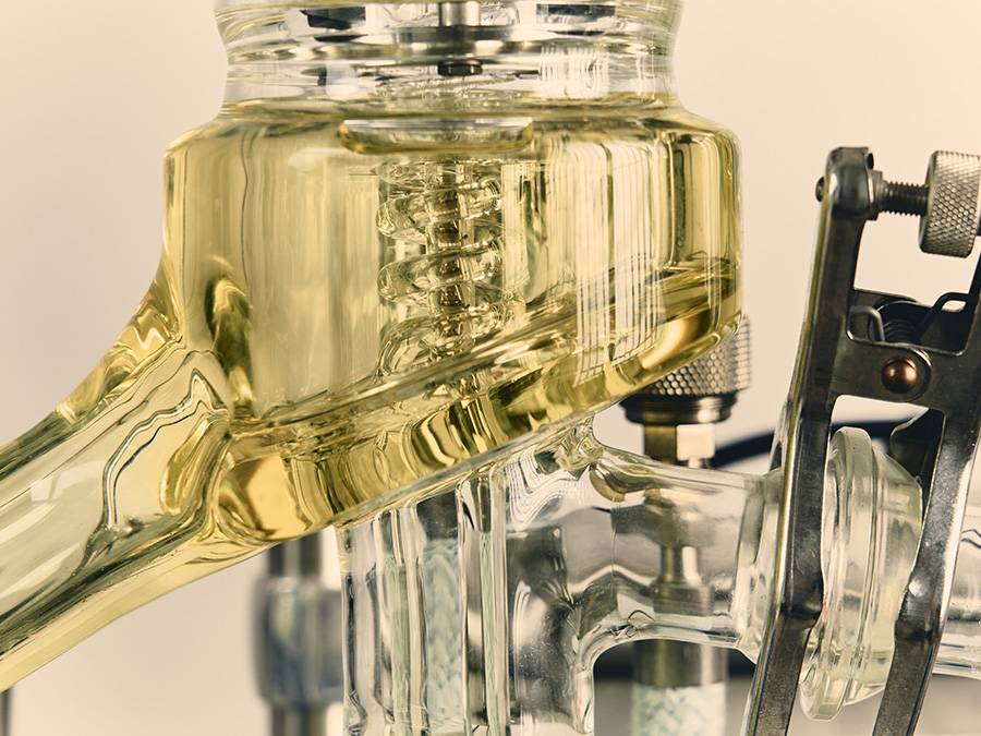 Vom Labor in die industrielle Praxis: Mit einem chemischen Niedrigtemperaturverfahren will Syntetica Nylon aus schwer recycelbaren Mischgeweben zurückgewinnen. Michelin unterstützt das Startup dabei, die Technologie für grössere Mengen nutzbar zu machen.