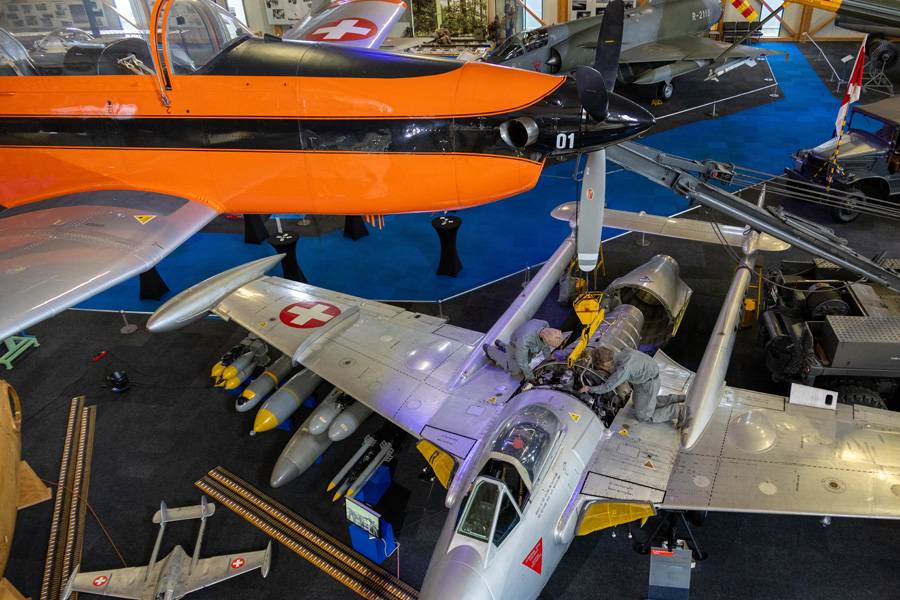 Historische Fluggeräte auf engstem Raum: Im Museum stehen Maschinen unterschiedlicher Epochen unmittelbar nebeneinander. Dazu gehört auch der in der Schweiz in Lizenz gebaute De Havilland Venom Mk 4, der einst für Jagd- und Erdkampfeinsätze vorgesehen war.