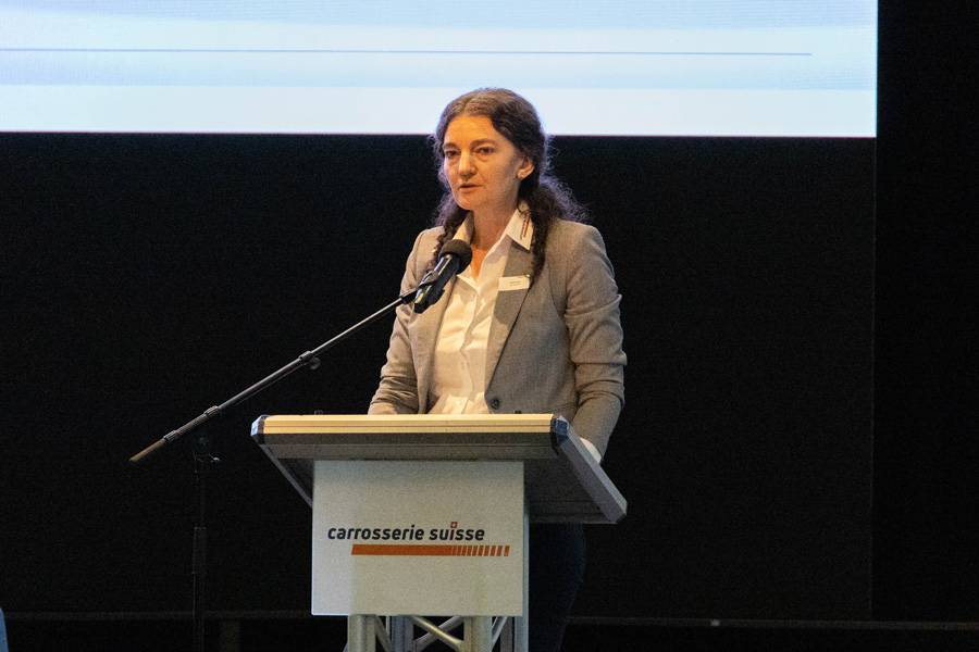 Isabel Suter präsentierte die Marketingaktivitäten von carrosserie suisse. Mit digitalen Kampagnen, Kinospots, Lehrberufe Live und neuen Ausstellungsmitteln will der Verband junge Menschen für die Berufe der Branche begeistern.