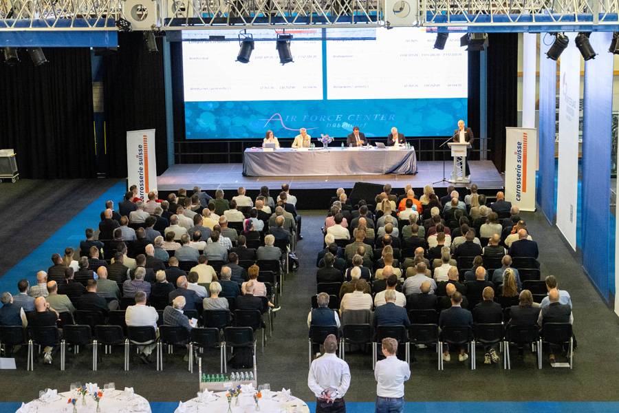 Volles Haus im Air Force Center: 64 Delegierte und 89 Gäste verfolgten die Versammlung zwischen historischen Flugzeugen und militärischer Technik. Die ungewöhnliche Kulisse verlieh selbst den statutarischen Geschäften einen besonderen Rahmen.