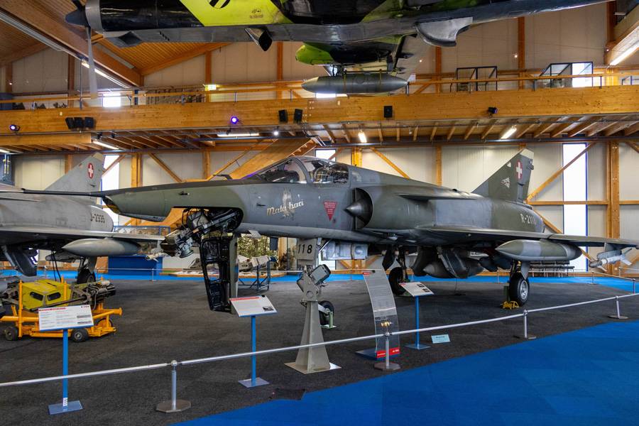 Un morceau d’histoire technique : le Mirage III RS faisait partie des appareils de reconnaissance des Forces aériennes suisses. Son système de caméras performant fournissait des images d’une grande netteté, même à haute vitesse et à haute altitude. L’acquisition de la flotte Mirage est entrée dans l’histoire suisse en raison de dépassements de coûts considérables.