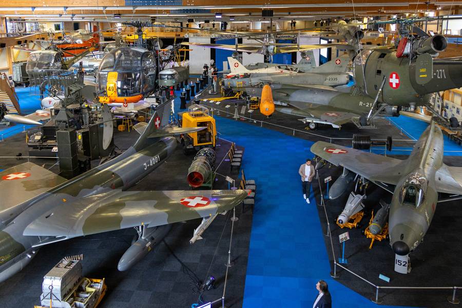 Avions, hélicoptères et véhicules militaires se côtoient dans l’Air Force Center. Une plongée saisissante dans plusieurs décennies d’histoire aéronautique suisse.