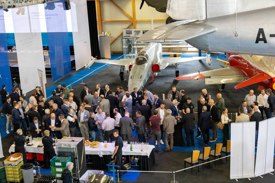 Une assemblée des délégués dans un décor inhabituel : entre avions de combat, hélicoptères et appareils historiques, les membres de carrosserie suisse ont échangé sur l’avenir de la branche.