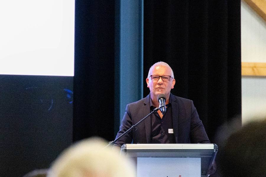 Michael Oesch a accueilli les délégués au nom de la section Zurich. Le président de la plus importante section de carrosserie suisse a rappelé combien l’ancrage régional, les entreprises engagées et les professionnels bien formés comptent pour la force de l’association.