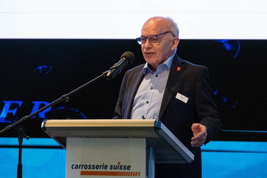 Ueli Maurer a élargi le débat au-delà des affaires associatives. L’ancien conseiller fédéral a évoqué les tensions géopolitiques, la perte de dynamisme économique de l’Europe et l’essor rapide de l’industrie automobile chinoise. Son message aux entreprises : se former et rester ouvertes aux nouvelles technologies.
