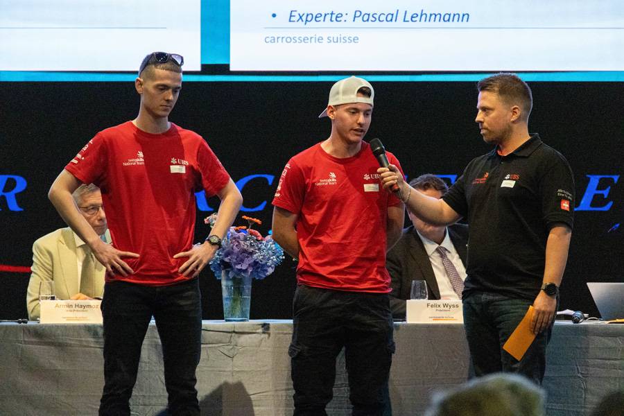 Prêts pour Shanghai : le carrossier-peintre Davide Manieri et le carrossier-tôlier Gilles Glauser ont évoqué leur préparation aux WorldSkills 2026 avec Pascal Lehmann. De gauche à droite : Davide Manieri, Gilles Glauser et Pascal Lehmann.