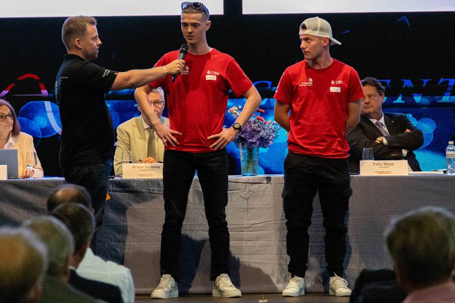 Précision, automatismes et nerfs solides : Pascal Lehmann a interrogé Davide Manieri et Gilles Glauser sur les mois de préparation précédant le championnat du monde des métiers. De gauche à droite : Pascal Lehmann, Davide Manieri et Gilles Glauser.