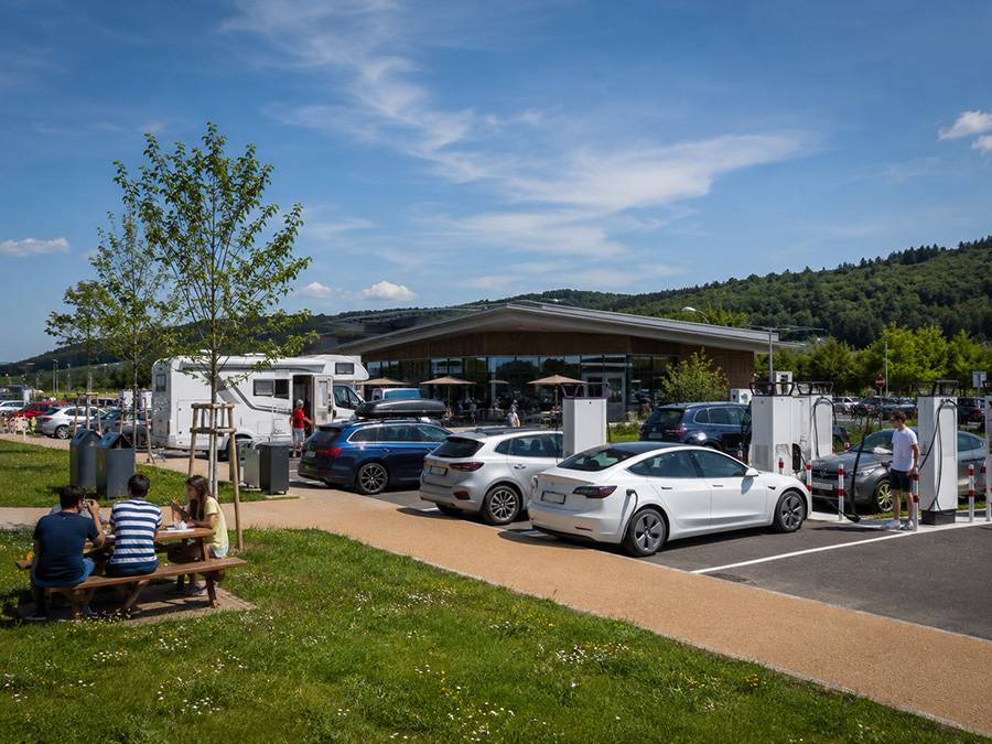 So sieht die ideale Autobahnpause aus: Platz zum Durchatmen, Ladepunkte für Elektroautos, Stellflächen für Wohnmobile und eine Infrastruktur, die mehr kann als Kaffee, WC und Weiterfahren. Im TCS-Test zeigt sich besonders Frankreich stark – dort gehören mehr als 86 Prozent der geprüften Raststätten zu den beiden besten Kategorien.