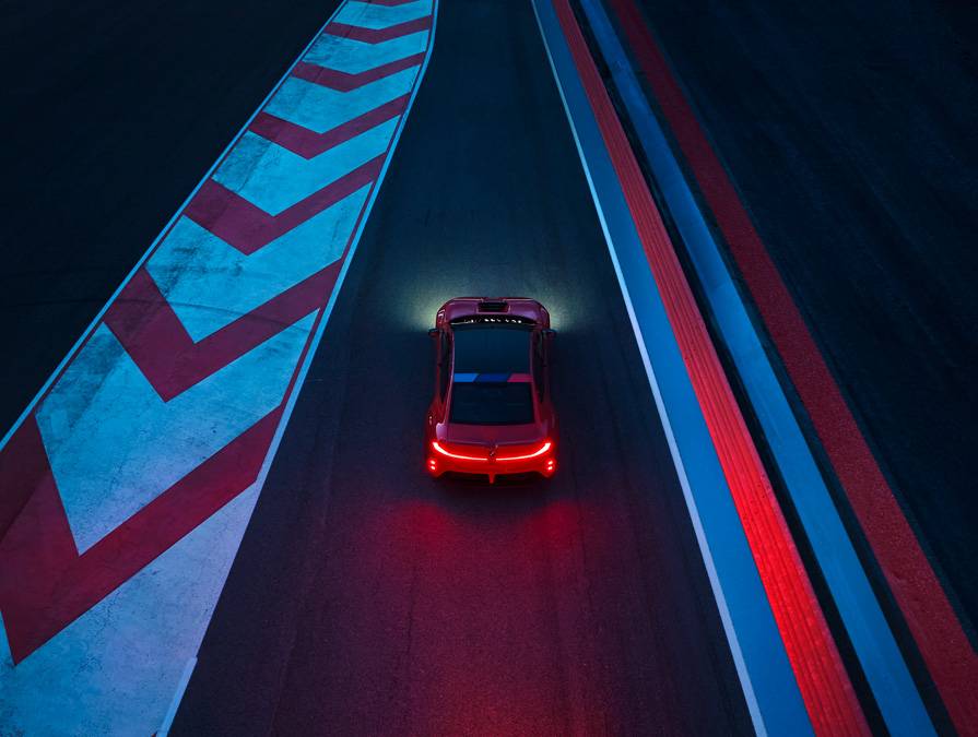 Le Mans als Bühne, Monza Red als Ansage: Das Concept Car inszeniert den Wandel nicht leise, sondern mit ziemlich breitem Pinsel.