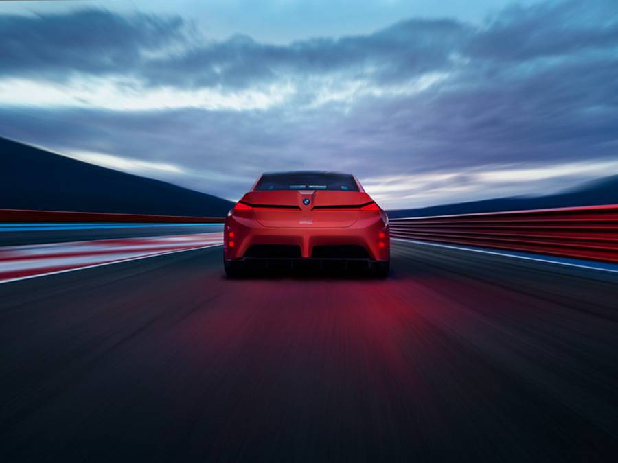 Vier Schalensitze, Fünfpunktgurte und kräftige M-Farben: Der Innenraum spielt nicht Business-Class, sondern Trackday mit Zulassungshoffnung.