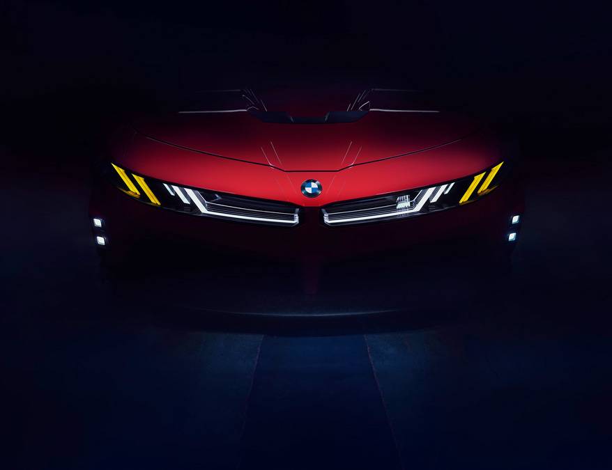 Auf der Start-Ziel-Geraden wirkt das Concept Car fast seriennah. Genau das macht den Auftritt spannend: Die elektrische M-Zukunft ist nicht mehr weit weg.