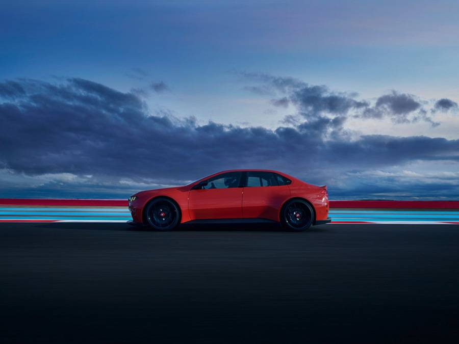Même vu de l’arrière, BMW refuse la retenue. Spoiler Ducktail, bandeau lumineux et diffuseur rappellent qu’électrique ne signifie pas nécessairement docile.