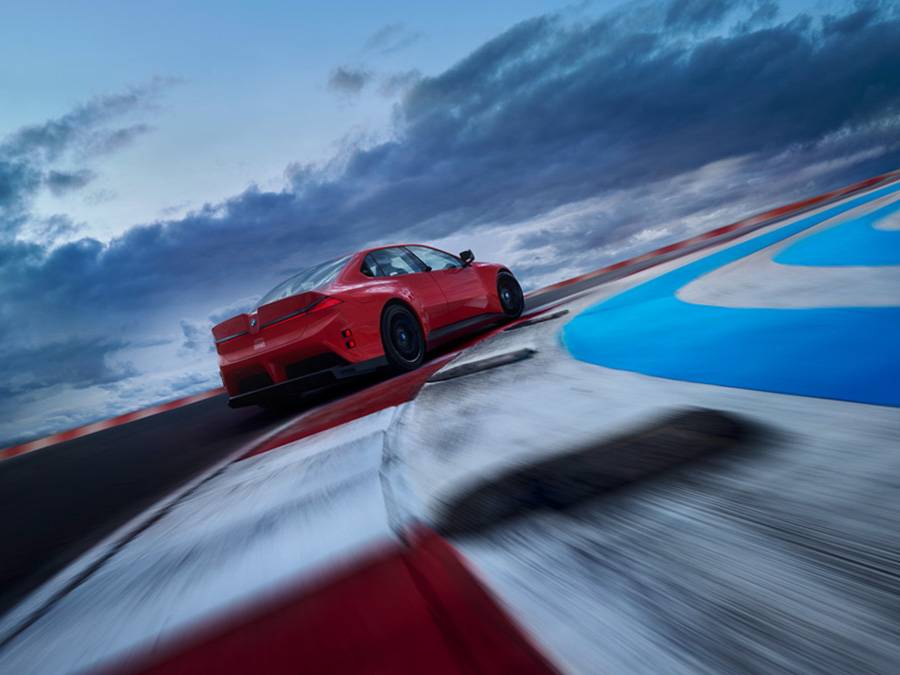Dans l’obscurité, la face avant résume la nouvelle grammaire visuelle de BMW M: moins de calandre classique, davantage de lumière, de profondeur et de tension dramatique.