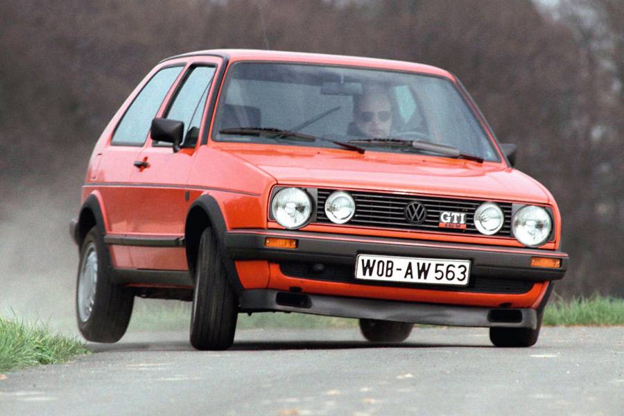 Golf GTI der zweiten Generation im Element: leicht eingelenkt, etwas Staub am Heck, die Zusatzscheinwerfer im Grill wie wache Augen. Hier fährt kein braver Kompakter zum Bäcker, sondern einer, der die Landstrasse noch als Turngerät versteht.