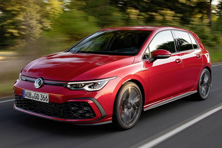 La GTI actuelle montre à quel point l’idée a mûri depuis 1976 : cinq portes, beaucoup de technologie, des lignes acérées et le lisère rouge autour de la calandre. Le garnement d’autrefois est devenu un sportif numérique. 