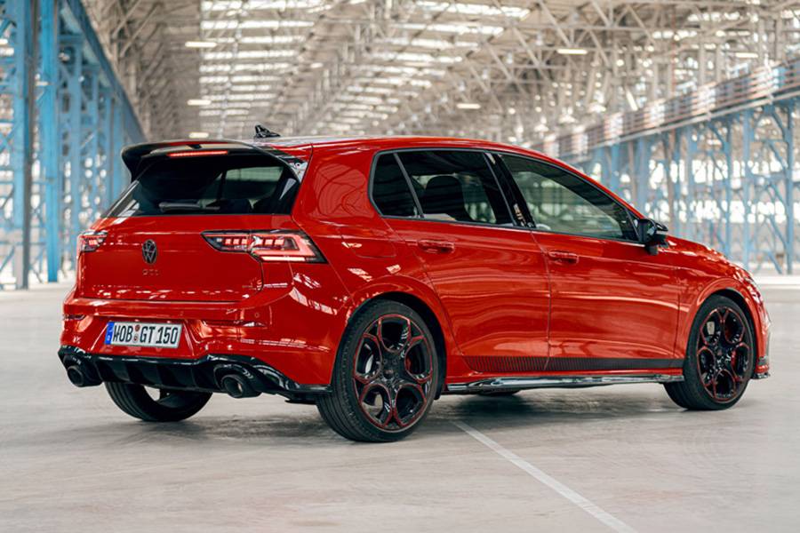 GTI Edition 50 vue de l’arrière : épaules larges, quatre sorties d’échappement, peinture rouge et une bonne dose de noir brillant. Pour son jubilé, le modèle spécial montre qu’il est devenu un invité d’anniversaire très sérieux. 