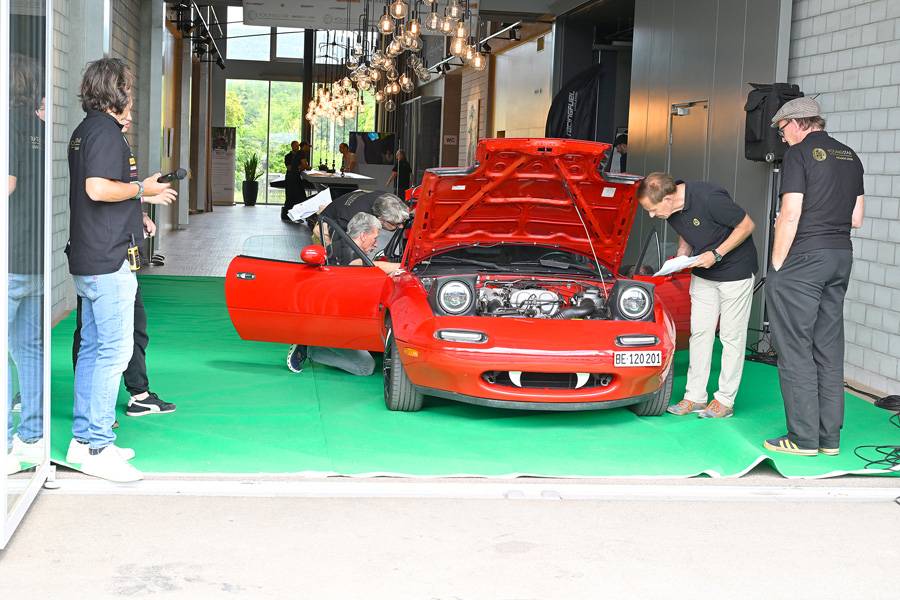 Le jury technique examine de près le Mazda MX-5 rouge. Aux «Youngstar Awards», l’éclat et le charme ne suffisent pas: l’état général, l’authenticité et le soin apporté au véhicule comptent tout autant.