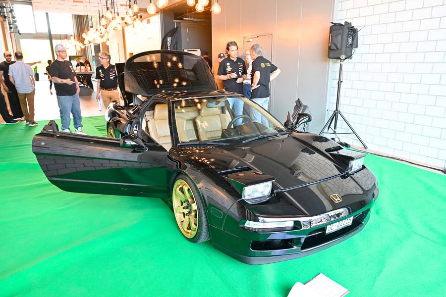Le Honda NS-X passe lui aussi sous le regard critique du jury. Le classique japonais fait partie de ces youngtimers qui suscitent déjà la discussion avant même d’avoir démarré.