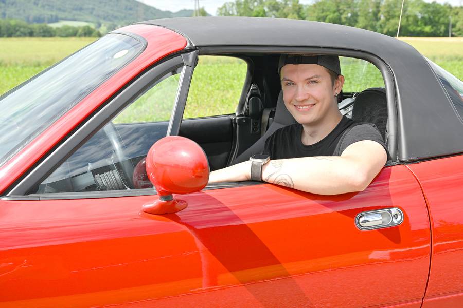 À égalité en tête avec le Subaru: Denis Gygax et son Mazda MX-5. Le roadster rouge a marqué des points non seulement par son charme de classique, mais aussi par son histoire personnelle et la qualité de sa présentation.