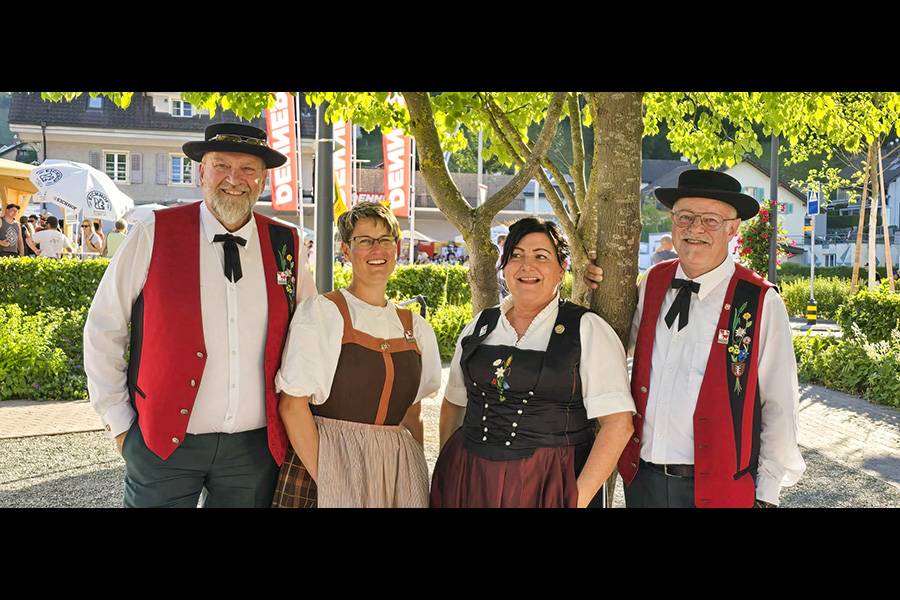 Quartettauftritt am Zentralschweizer Jodlerfest in Menznau (v.l.): Reto Zemp, Susanne Felder, Christina Buchmüller und Thomas Eicher unter schattigen Bäumen – locker, herzlich und ganz im Geist der lebendigen Jodeltradition.