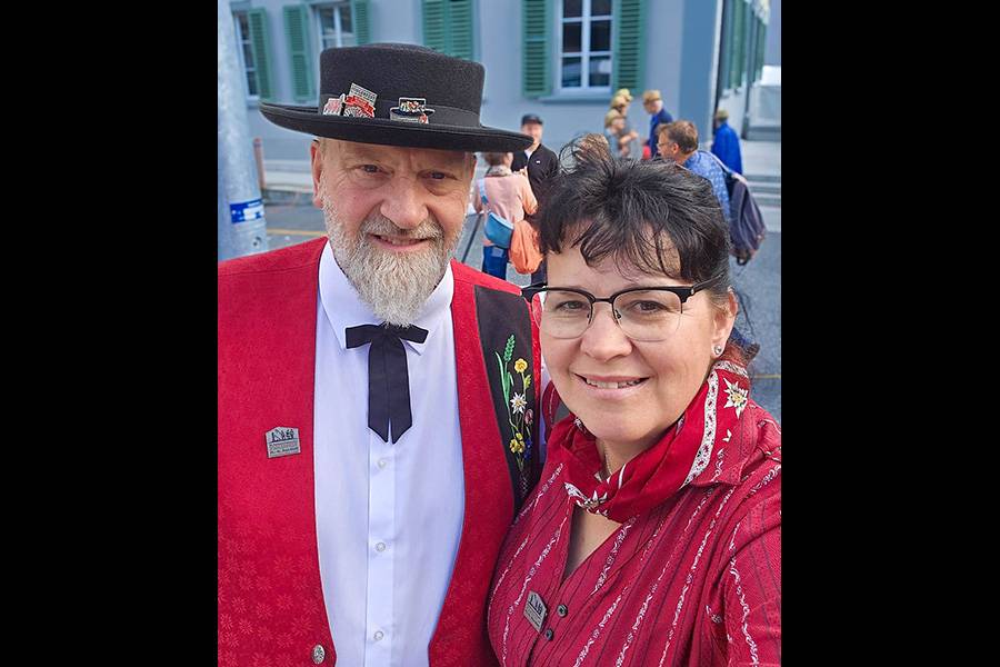 Reto Zemp und Partnerin Vreni Bieri unterwegs am Kantonalen Berner Jodlerfest in Langnau im Emmental – nicht auf der Bühne, sondern als aufmerksame Gäste mitten im lebendigen Festtreiben der Jodelszene.