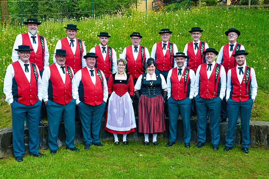 Le Schibi-Chörli avec Reto Zemp (debout à gauche), en costume traditionnel lors de la photo de groupe – un classique portrait de société, avec beaucoup d’authenticité entlebouchoise et une joie visible de chanter ensemble.