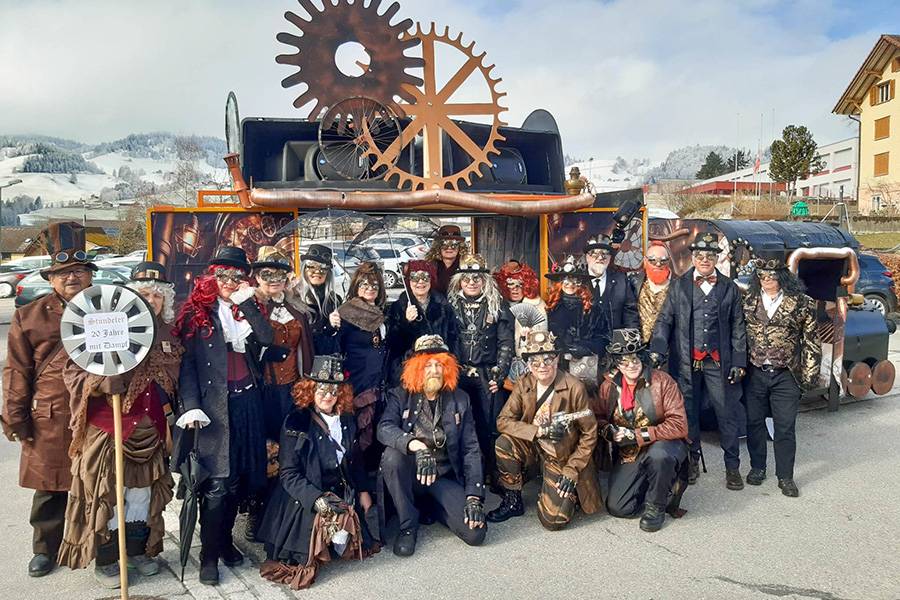 La clique « Stündeler » lors du cortège de février 2026 à Schüpfheim – costumes pleins d’imagination, empreints de la couleur locale et d’une belle dose d’esprit carnavalesque de l’Entlebuch.