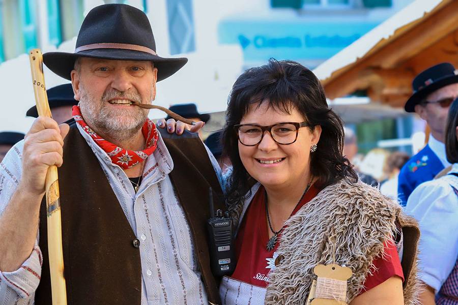 Reto Zemp et Vreni Bieri lors de la désalpe de fin novembre 2024 à Schüpfheim. Membres des groupes folkloriques, ils accompagnent le cortège coloré vers la vallée – entre tradition, artisanat et attachement vécu au terroir.
