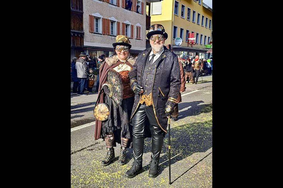 Reto Zemp et Vreni Bieri au cortège de carnaval de février 2026 à Schüpfheim – parfaitement dans le ton avec un costume steampunk soigneusement travaillé, chapeau haut-de-forme, masque et détails réalisés avec amour, alliant avec brio fantaisie technique et tradition carnavalesque.