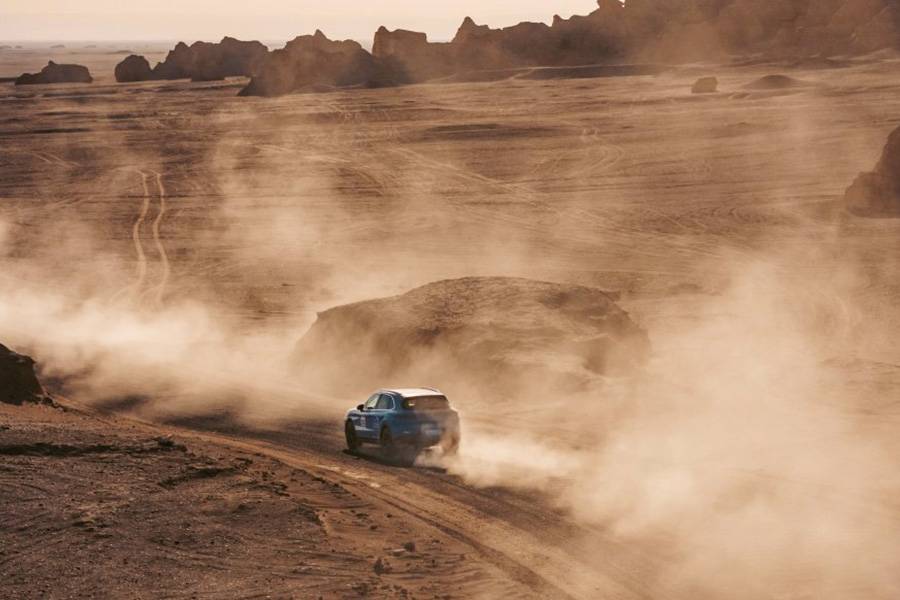 Die Gobi macht keine Gefälligkeiten: Der Macan kämpft sich durch eine Landschaft aus Staub, Felsen und losem Untergrund – dort, wo Traktion wichtiger ist als jede Hochglanzzahl.