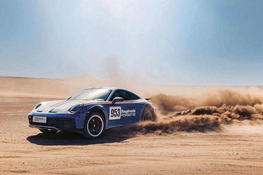 Der 911 Dakar trägt seine Rallye-Optik nicht nur zur Dekoration: Im Sand zeigt der Elfer, dass der Mythos auch abseits der Ideallinie noch erstaunlich viel Bodenhaftung hat.