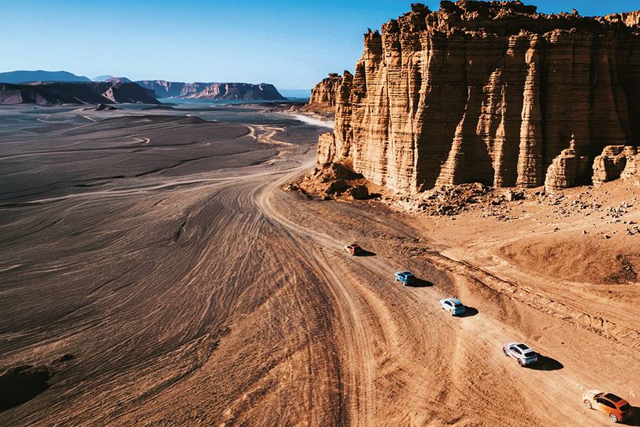 Kleinwagenformat im Monumentaltheater der Natur: Zwischen steilen Felswänden und endlosen Pisten wirkt selbst ein Porsche-Konvoi plötzlich erstaunlich bescheiden.