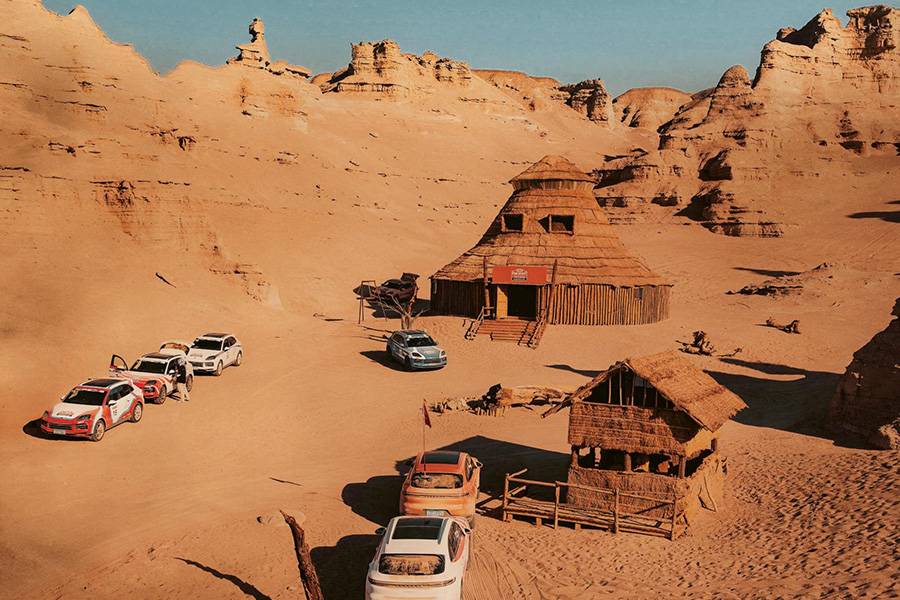 Rendez-vous aux confins du confort: dans le Gobi, la flotte Porsche n’a rien d’un showroom posé sur le sable. Elle devient une caravane de poussière, de gravier et d’horizons interminables.
