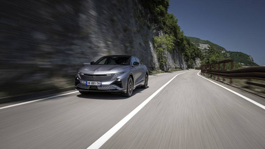 Auf der Bergstrasse zeigt der elektrische Sport-Fastback, worum es Alpine geht: nicht nur Leistung auf dem Papier, sondern Dynamik dort, wo Kurven enger werden und Ausreden weniger.