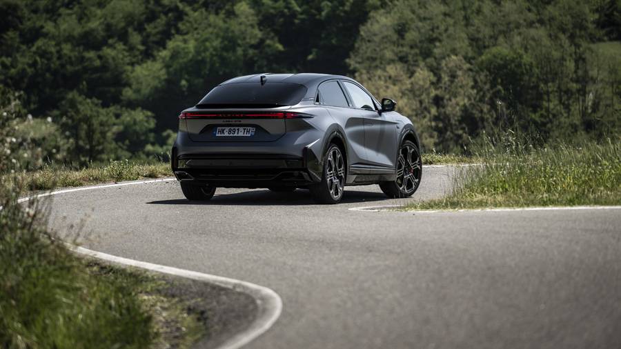 Breite Spur, flache Silhouette, klare Haltung: Der A390 GTS trägt den Sportwagenanspruch nicht als Dekoration, sondern als sichtbares Versprechen.