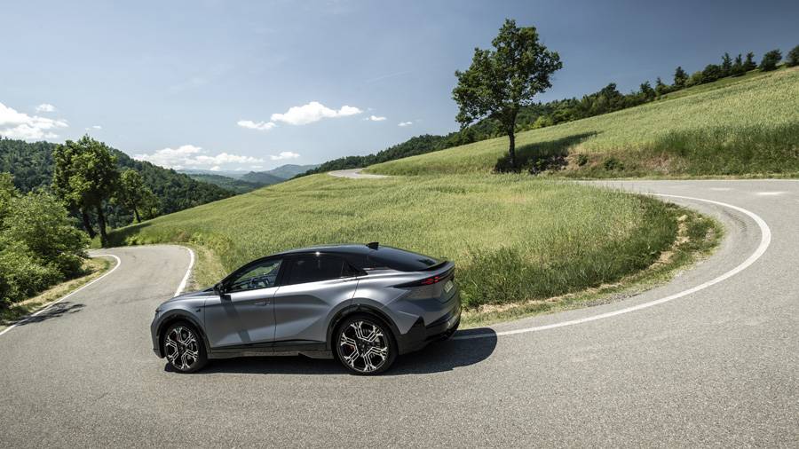 Zwischen Alltag und Attacke: Der neue Alpine kombiniert fünf Türen und Platz für fünf Personen mit jener dramatischen Linienführung, die ein gewöhnliches SUV ziemlich bieder aussehen lässt.
