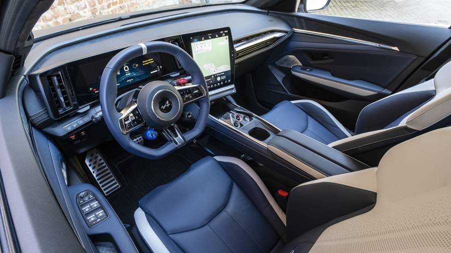 Das Cockpit bleibt fahrerorientiert: digitale Instrumente, zentraler Hochformat-Bildschirm und klassische Bedienelemente dort, wo man sie auch während der Fahrt noch findet.