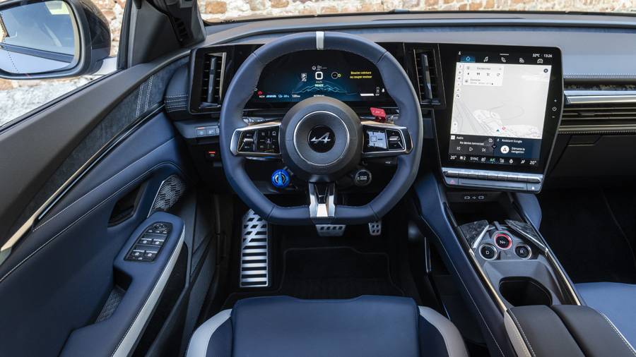 Alpine setzt innen nicht auf kalte Bildschirm-Askese, sondern auf Sportlichkeit mit Substanz: Lenkrad, RND-Bedienung und Telemetrics-Funktionen rücken den Fahrer ins Zentrum.