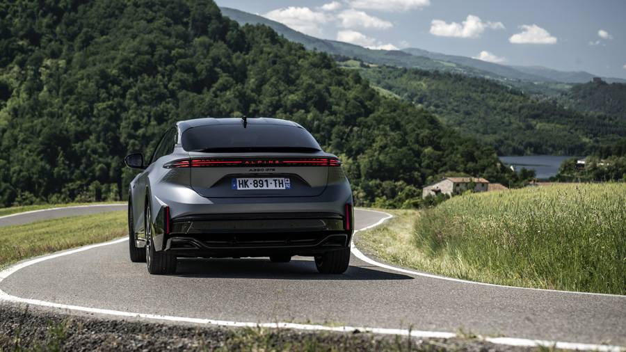 La poupe, avec sa signature lumineuse continue et son lettrage Alpine rétroéclairé, annonce la couleur: cette française électrique n’a aucune envie de se fondre dans l’anonymat.