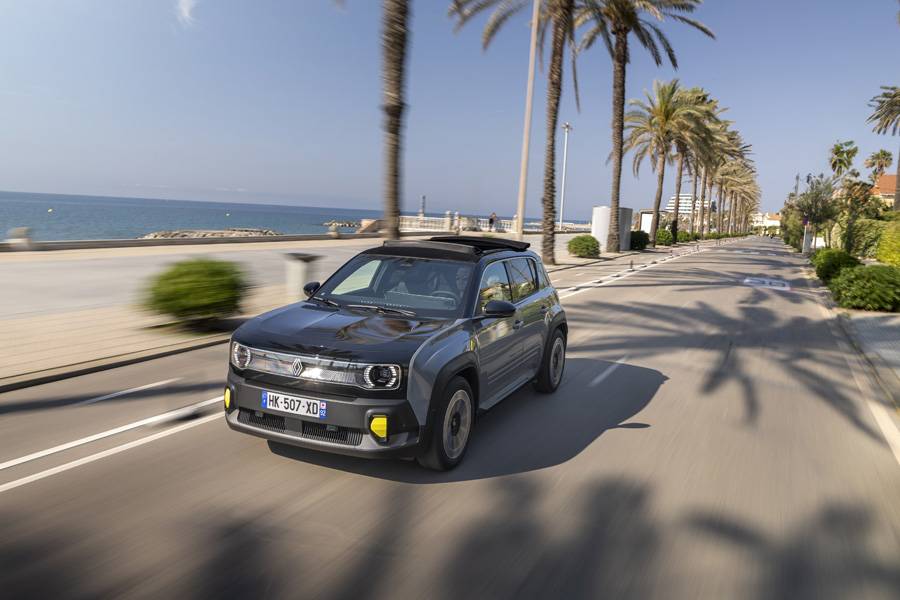 Sonne, Meer, Palmen: An der katalanischen Küste zeigt der offene Renault 4, worum es ihm geht – mehr Leichtigkeit im Alltag, ohne gleich das grosse Cabrio-Drama zu inszenieren.