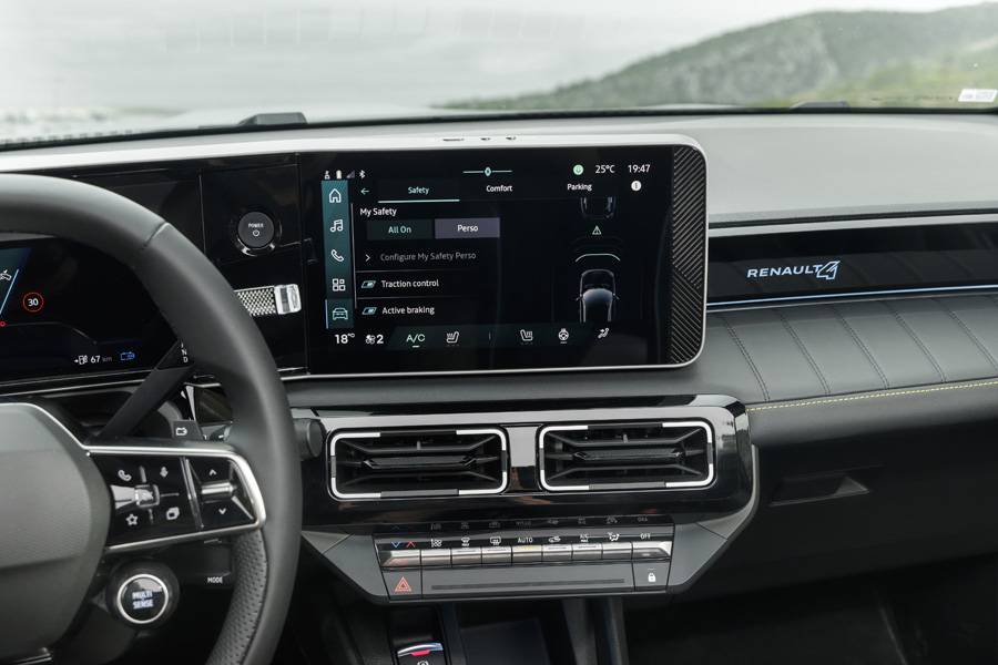 Im Cockpit setzt Renault auf grosse Displays, klare Menüs und praktische Direktbedienung. Modern ja, aber erfreulicherweise nicht komplett im Touchscreen-Wahn versunken.