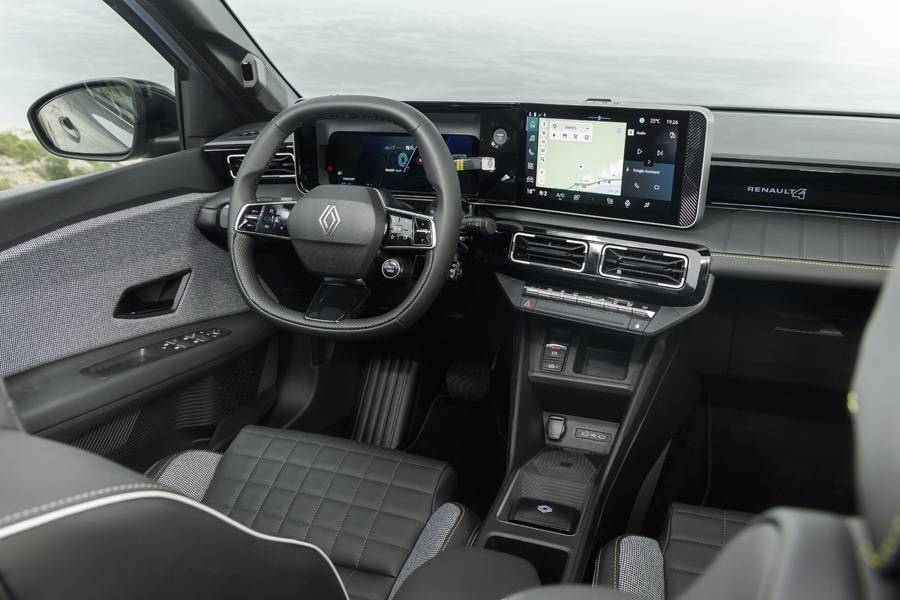 OpenR link bringt Navigation, Google-Dienste und Smartphone-Anbindung ins Auto. Der digitale Teil wirkt aufgeräumt und passt zum unkomplizierten Charakter des Wagens.