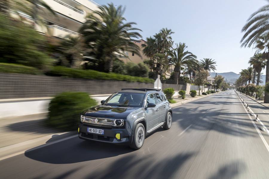 Toit en toile ouvert, le petit modèle électrique longe la Méditerranée avec décontraction. Premier constat au volant: les bruits d’air restent étonnamment contenus.