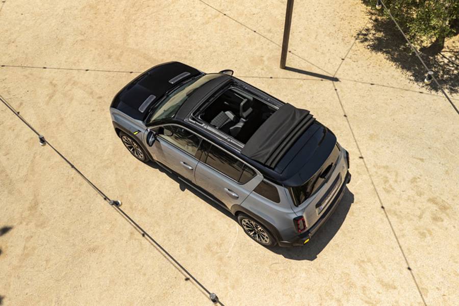 Une pression sur une touche suffit pour transformer ce crossover électrique compact en voiture de plein air. La grande ouverture apporte lumière et air frais jusqu’à la deuxième rangée.