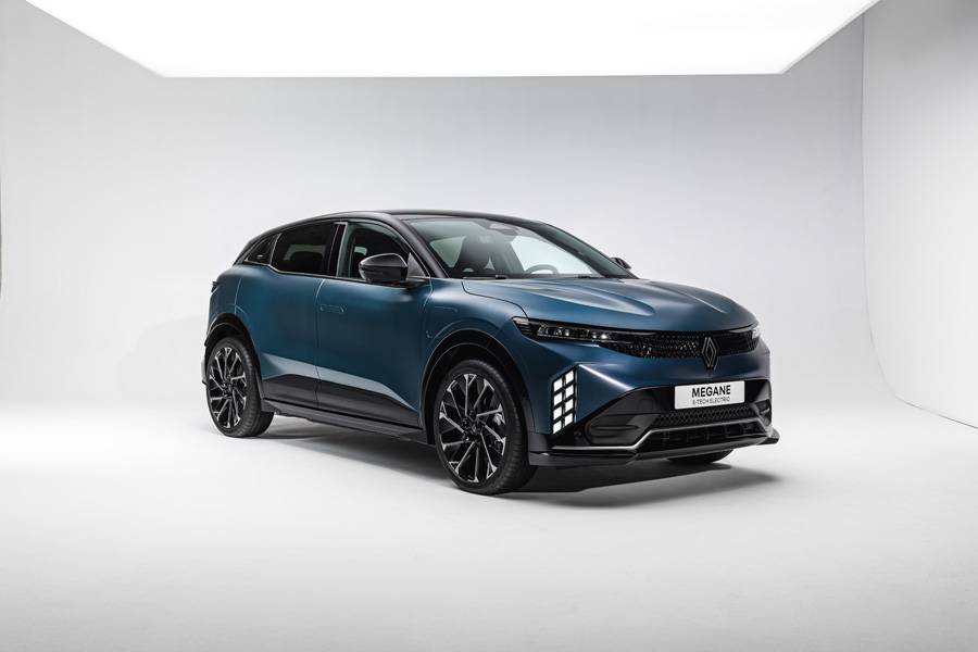 Der überarbeitete Franzose tritt selbstbewusster auf: grosse Räder, straffere Linien und der neue Farbton Bleu Satin rücken ihn näher an den Auftritt eines sportlichen Kompakten.
